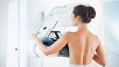 Junge Frau wird zur Mammographie untersucht