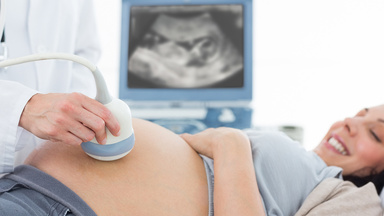 Ärztin führt einen Ultraschall bei einer schwangeren Frau durch