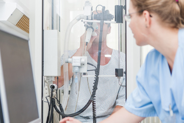 Ein Patient unterzieht sich einem Lungenfunktionstest