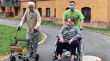 Praktikant geht mit Senioren spazieren