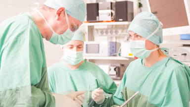OP-Team operiert einen Patienten