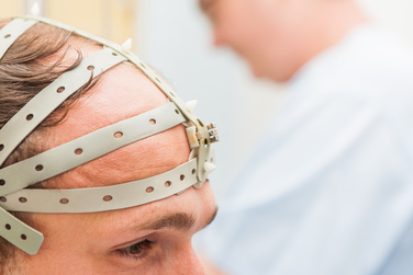 Der Patient hat ein EEG am Kopf