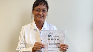 Dipl.-Med. Sabine Nissen-Schmidt hält stolz ihr Expertenzertifikat in den Händen