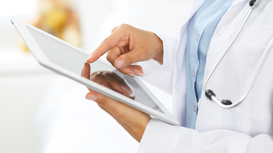 Ärztin tippt Text in ein Tablet