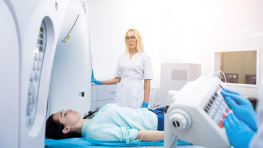 Eine Patientin wird in eine CT-Röhre geschoben