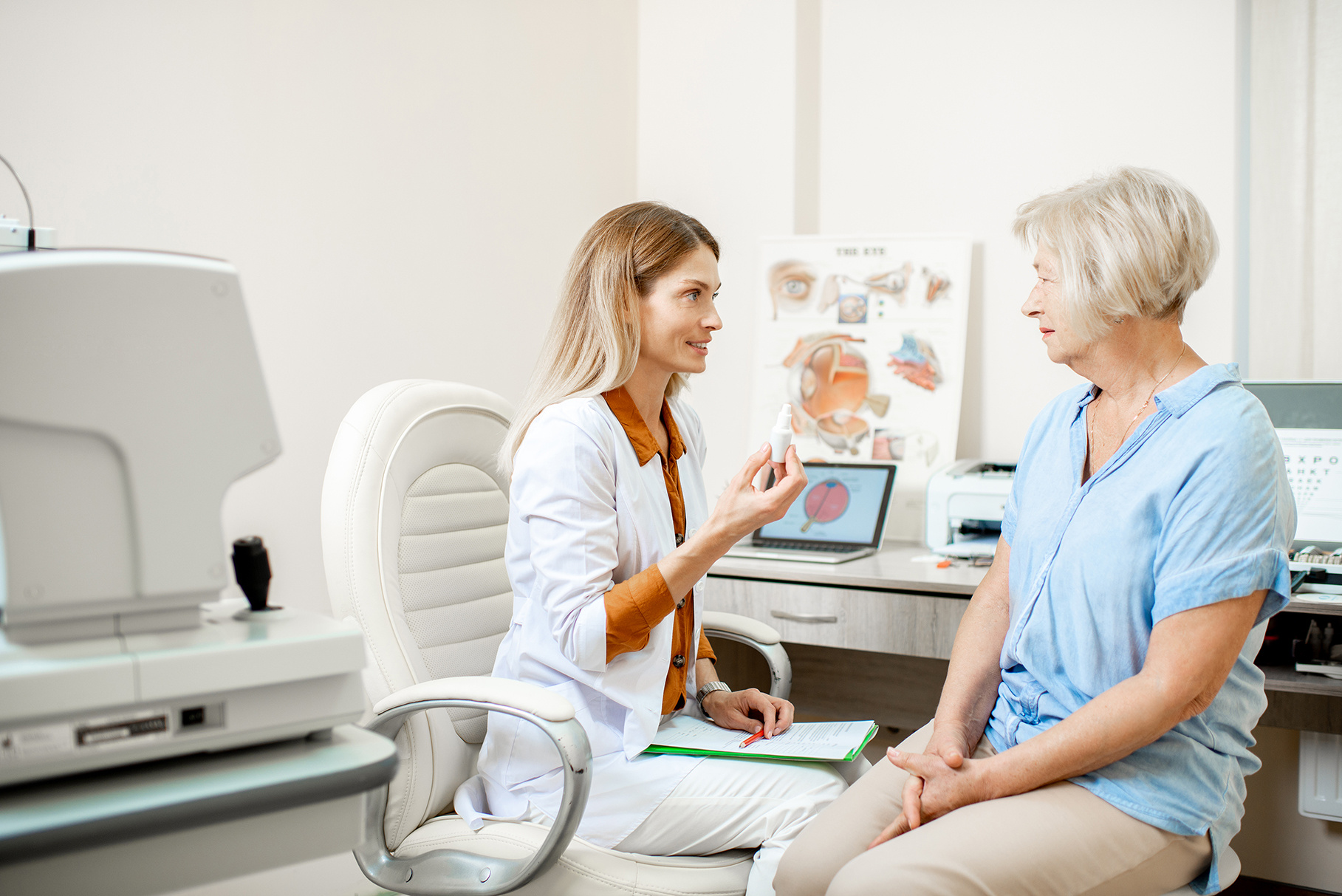 Eine Augenärztin erklärt einer Patientin die Diagnostik und Therapie